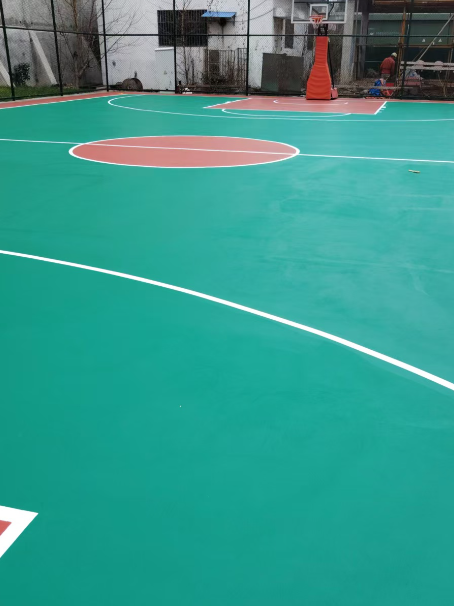 阳春 球场长期使用易出现地面开裂
